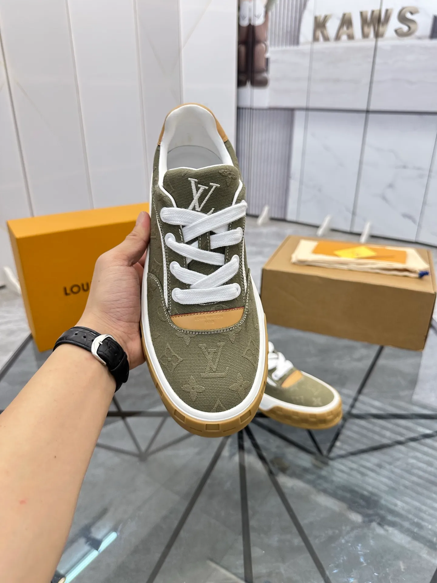 Men's shoes for sale 💰: 💰P660¥ Top quality Comes with airplane case Product trademark: LV* "Louis Vuitton*" low-top casual shoes Regular size: 35-44 (can be customized to 45) Couple style Product materials: imported nubuck leather upper, sheepskin lining, original outsole. Number: 819